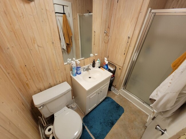 Building Photo - AVAILABLE April! - 4 Bed, 2 Bath Bright & Spacious Home