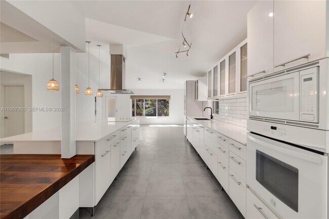 Building Photo - 801 NE 118th St