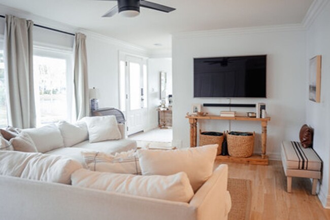 Building Photo - Waterfront 4 Bedroom