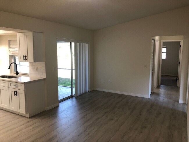 Building Photo - Spacious & Stylish 4-Bedroom Home – Prime ...