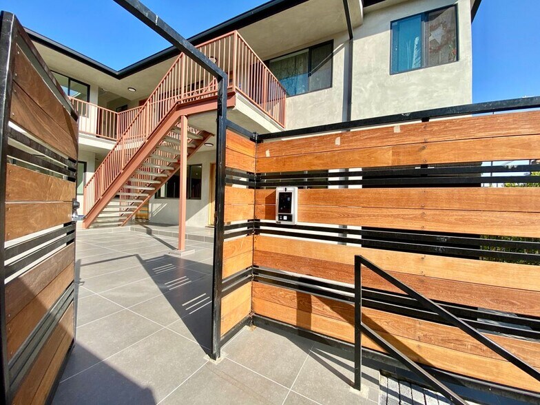 Building Photo - 3207 W 3rd, #1