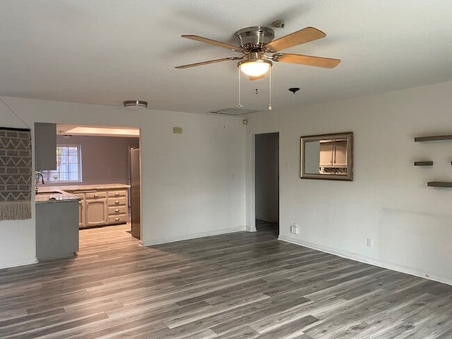 Building Photo - Beautiful Home w/ Pool - Country Oaks Subdivision