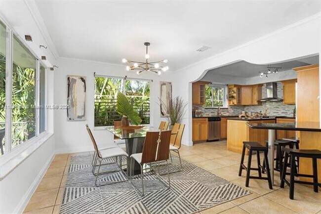Building Photo - 6140 Pine Tree Dr