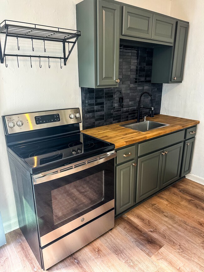 Kitchen - 611 Walnut Ave