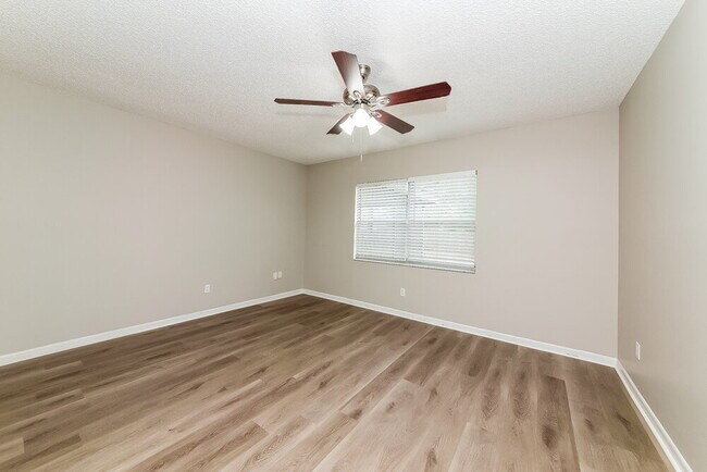 Building Photo - 3910 Briarlake Dr