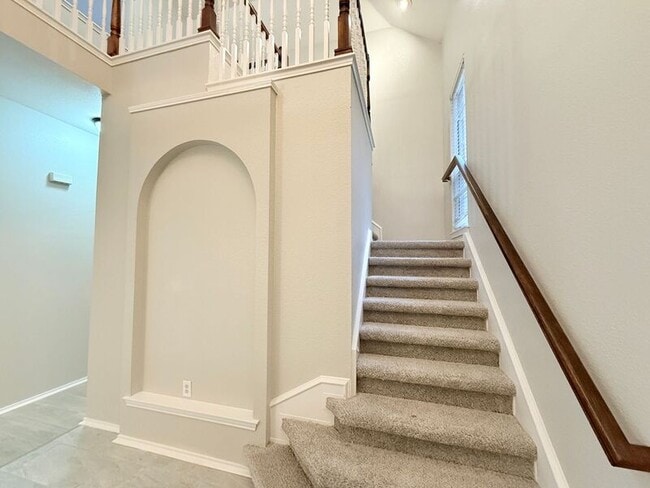 Building Photo - 2405 Hopkins Dr