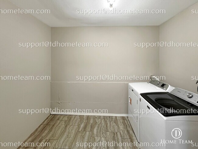 Building Photo - "Spacious 4-Bed Oasis with Granite Touches & Finished Basement in Renton!"