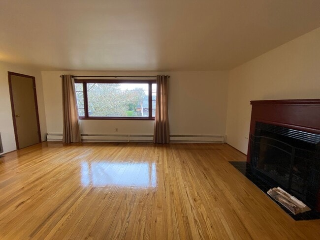 Building Photo - Spacious Upstairs 1 Bedroom/1 Bath Apartme...