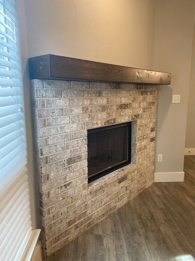 Building Photo - Coming soon! Darling 3/2/2 Fireplace - Walk in Shower - commuter friendly