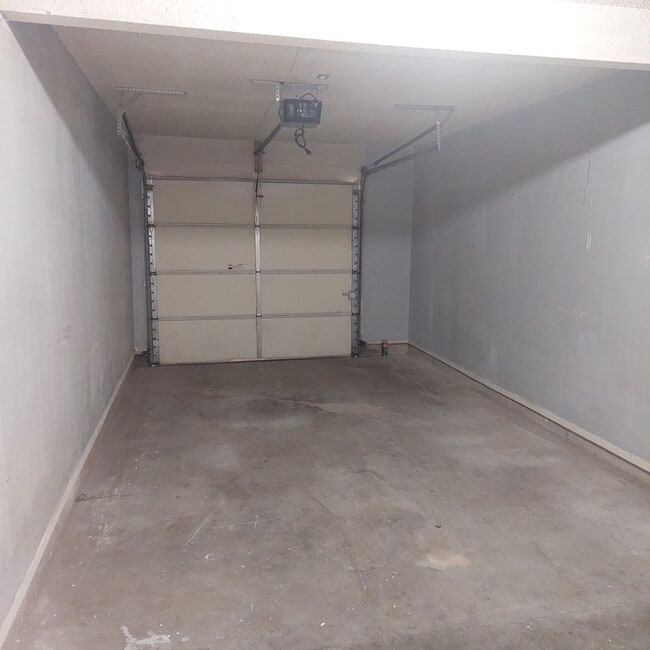 Building Photo - Welcome Home ! 3 bedroom 1.5 bath rental -DUPLEX