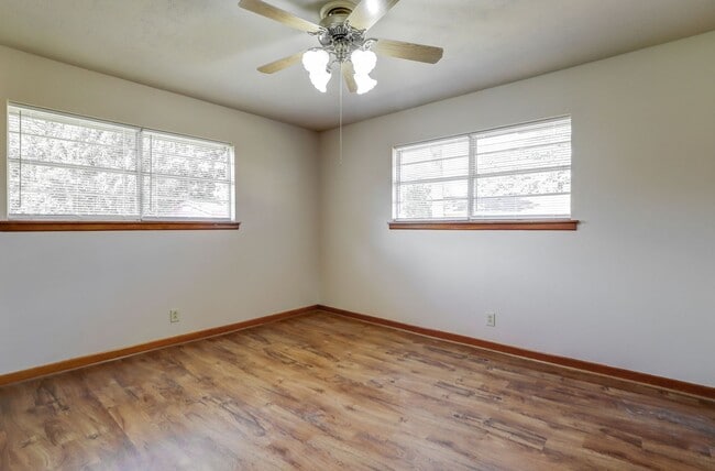 Building Photo - 3 Bedroom 2 Bathroom House in Wake Village, TX!