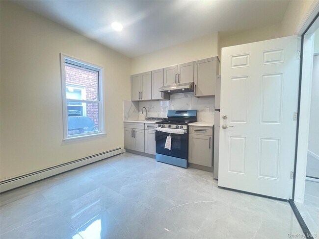 Building Photo - 1006 Jericho Tpke