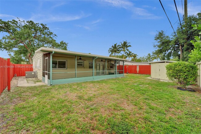 Building Photo - 4928 SW 24th Ave