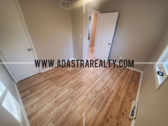 Building Photo - Completely Renovated Duplex in KCK, Beautiful Finishings-Available in MAY!!