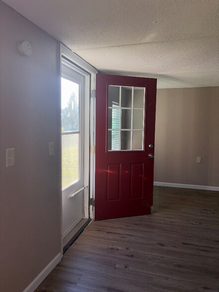 Building Photo - 15 Little Ln