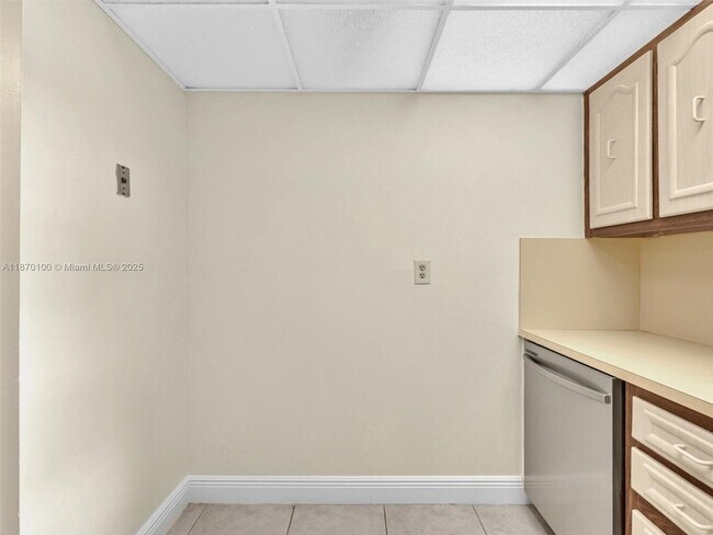 Building Photo - 9367 Fontainebleau Blvd