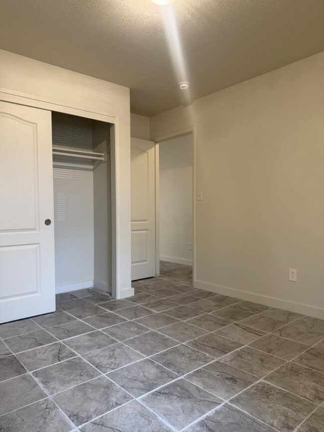Building Photo - Available NOW!! 3/2 Open floor plan!
