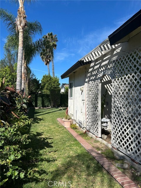 Building Photo - 1734 N Yurok St