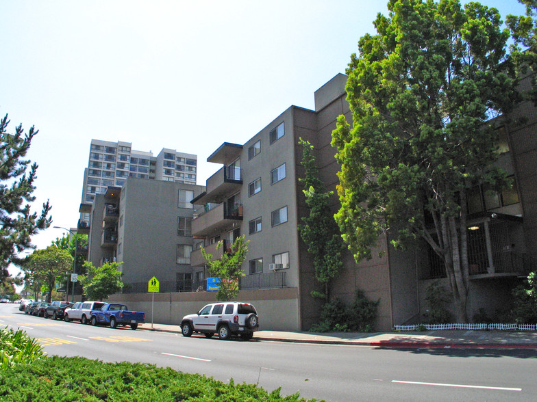 Building Photo - Lakeview Towers Apartments