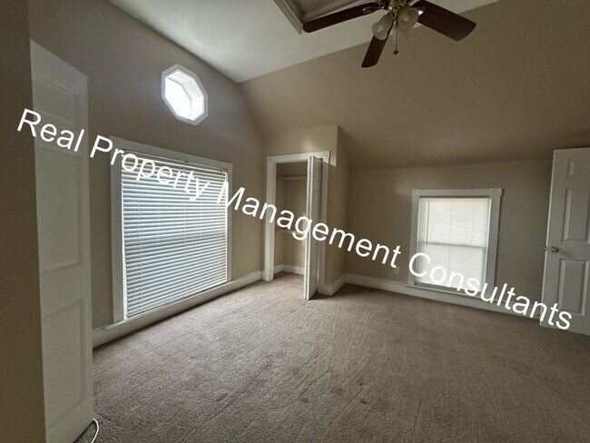 Building Photo - 515 Miami St