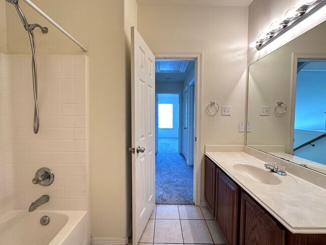 Building Photo - 2211 Highland Crossing Dr