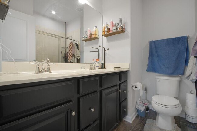 Building Photo - 535 View Point Way