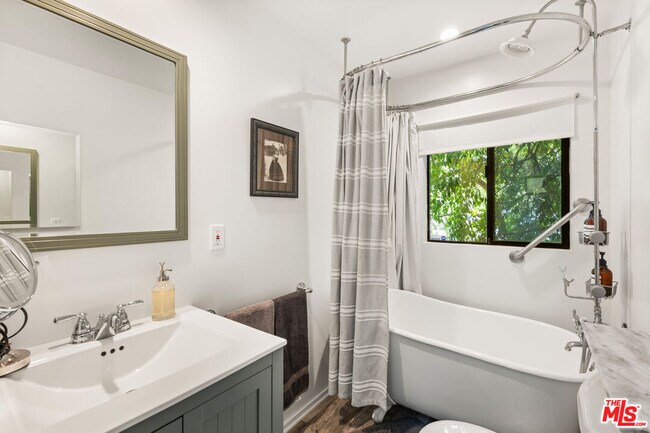 Building Photo - 3744 Buena Park Dr