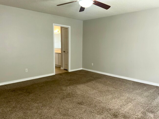 Building Photo - 218 Trish Dr