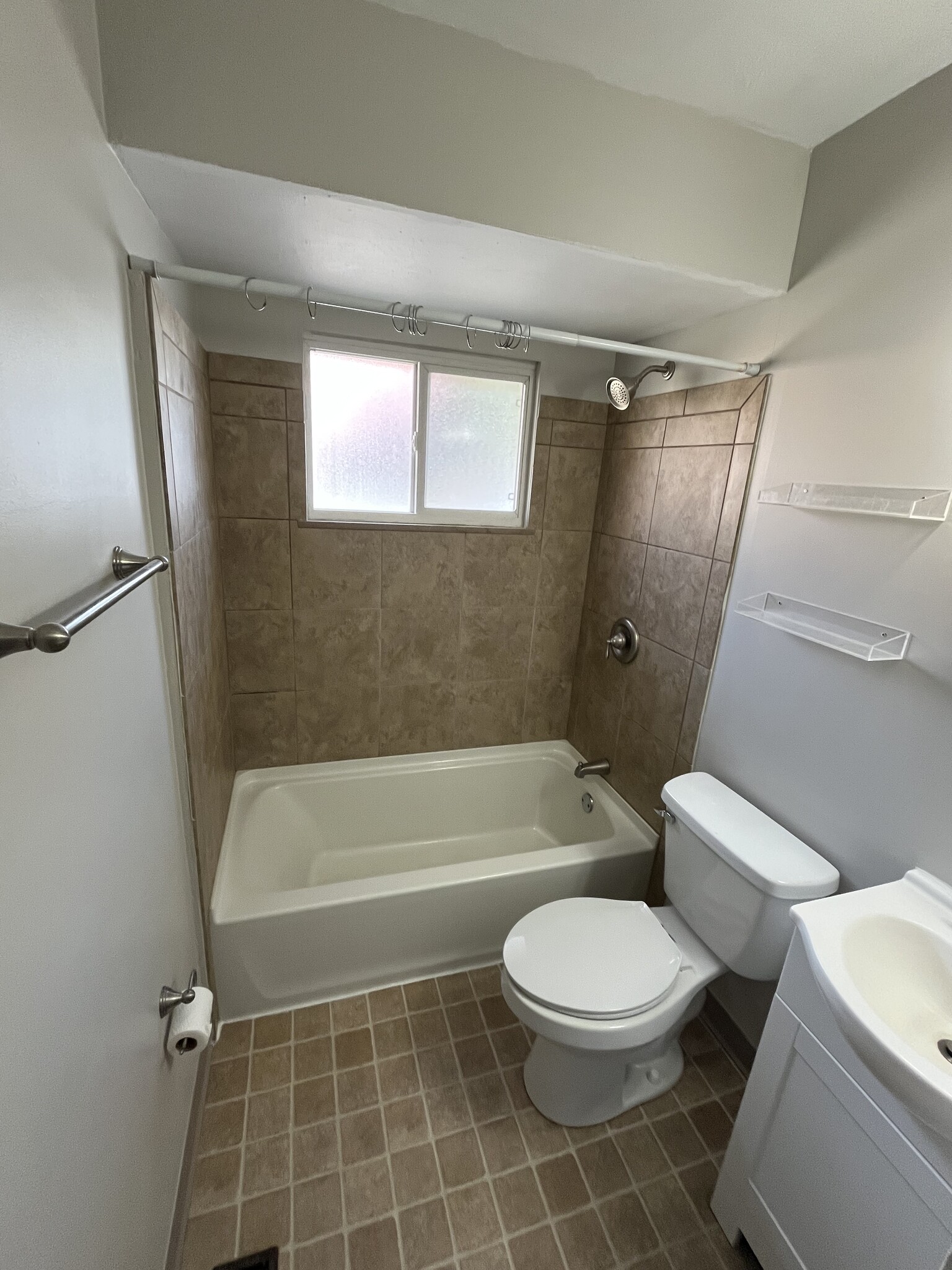 Building Photo - 83 W Dodridge St