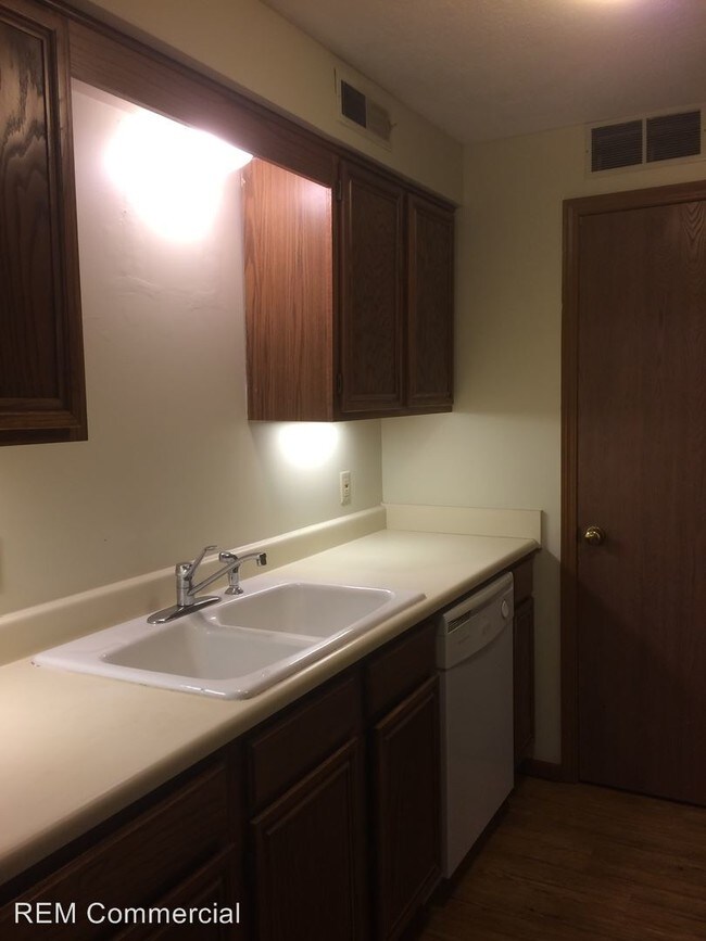 Building Photo - 408 W Maple St