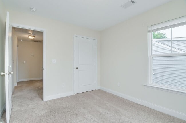 Building Photo - Canterbury Farms 3 Bed 2.5 Bath!