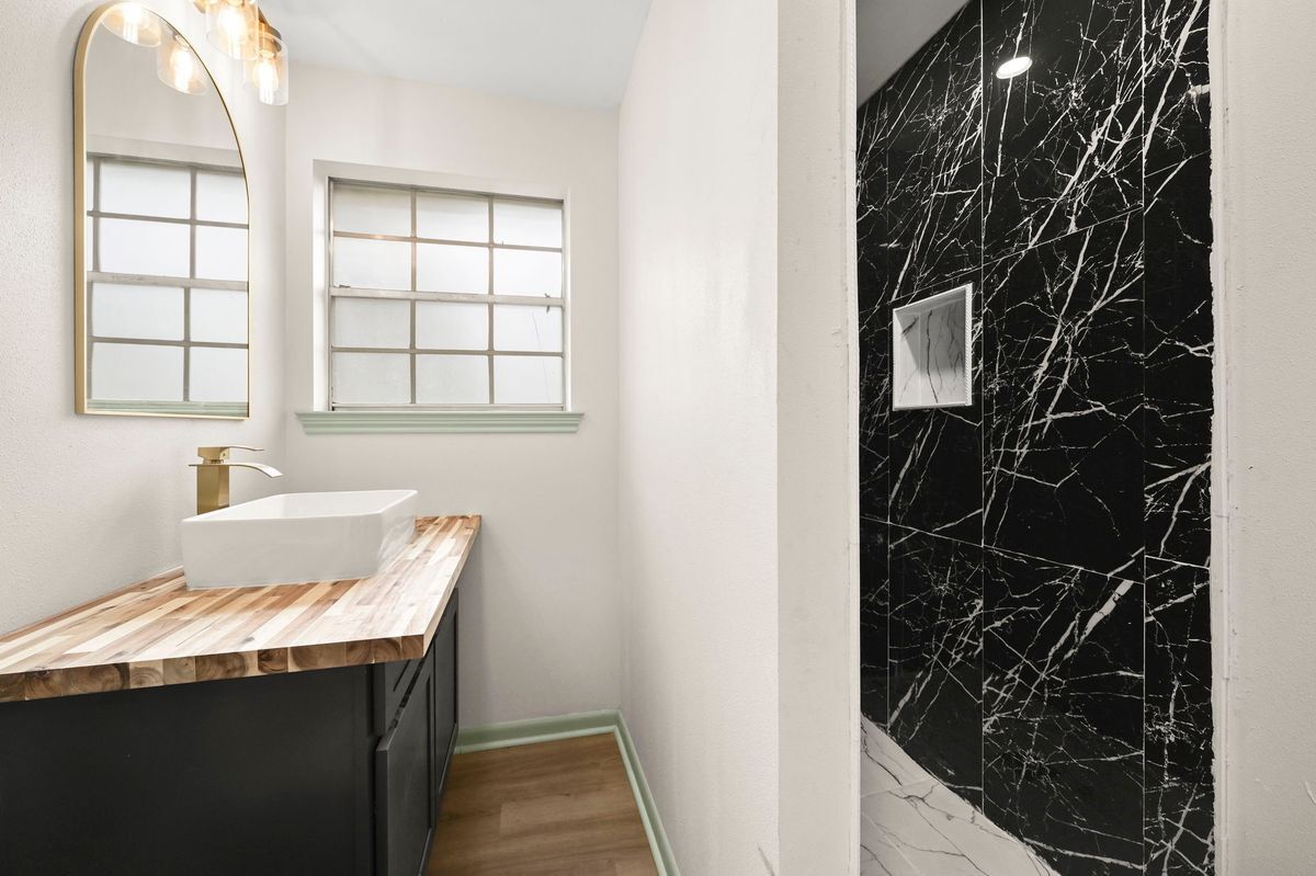 Building Photo - 9556 Fairway Dr