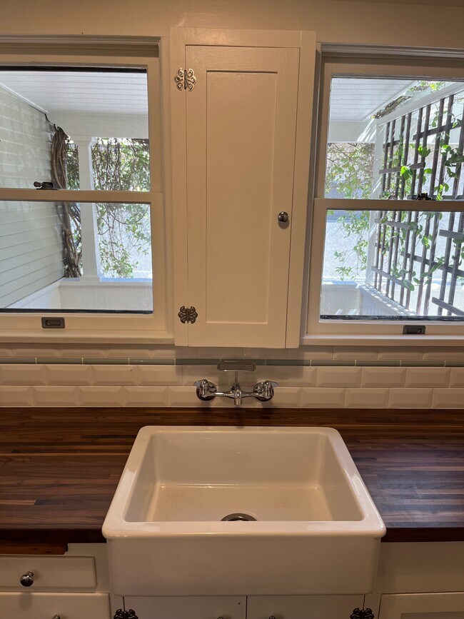 Building Photo - 135 E Ave 42