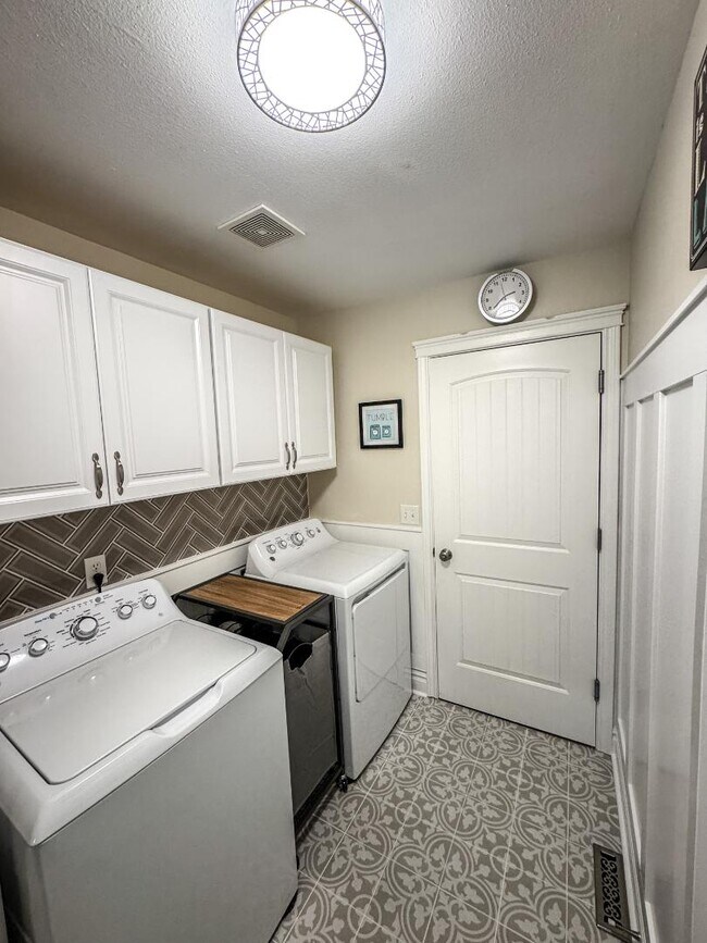 Building Photo - 5483 N Black Sand Ave