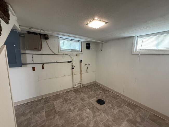 Building Photo - Three Bedroom, Two Bathroom Home! One car garage!
