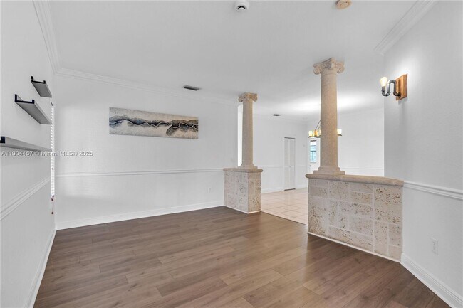 Building Photo - 1541 E 6th Ct