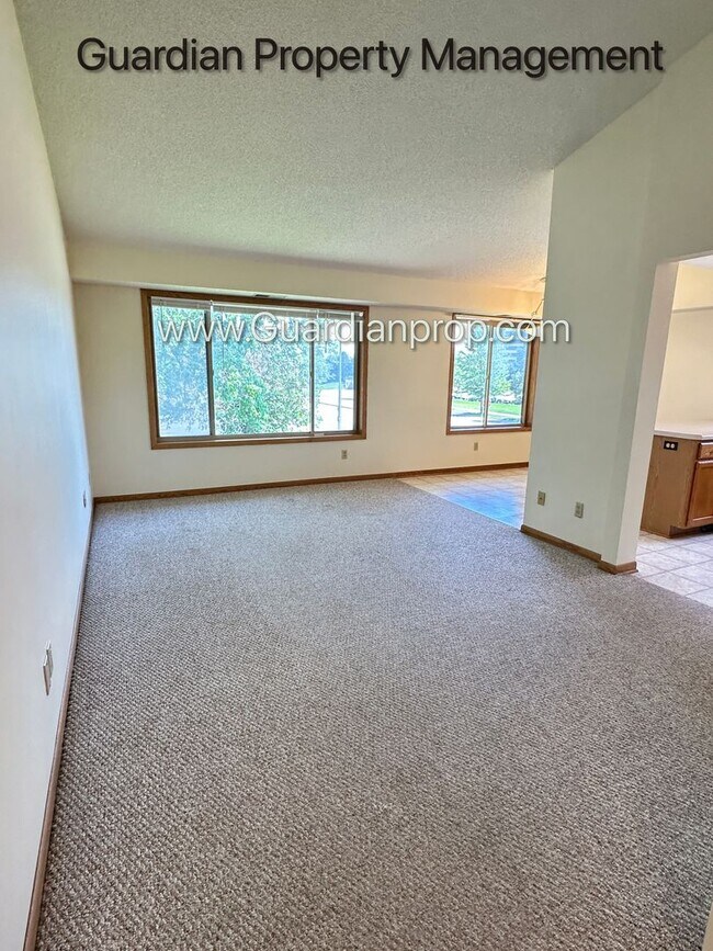Building Photo - Richfield 2nd Floor Apartment, Very Spacio...