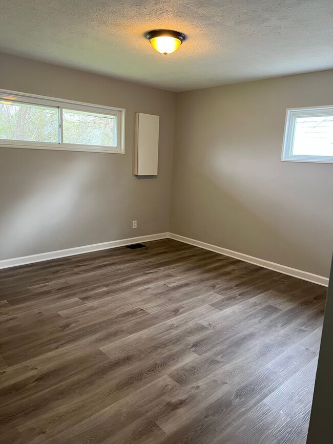 Building Photo - Spacious and recently renovated 4 bedroom