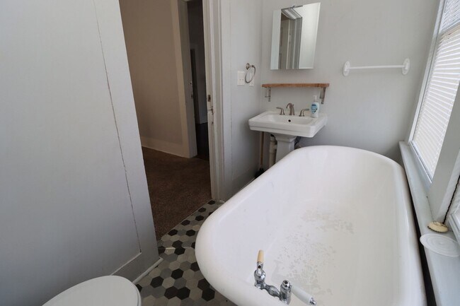 Building Photo - 3 Bedroom 2 Bathroom House for Rent
