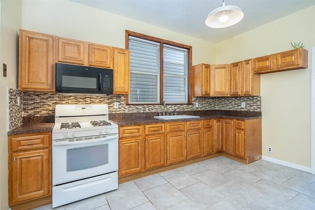 Building Photo - 13 E 52nd St