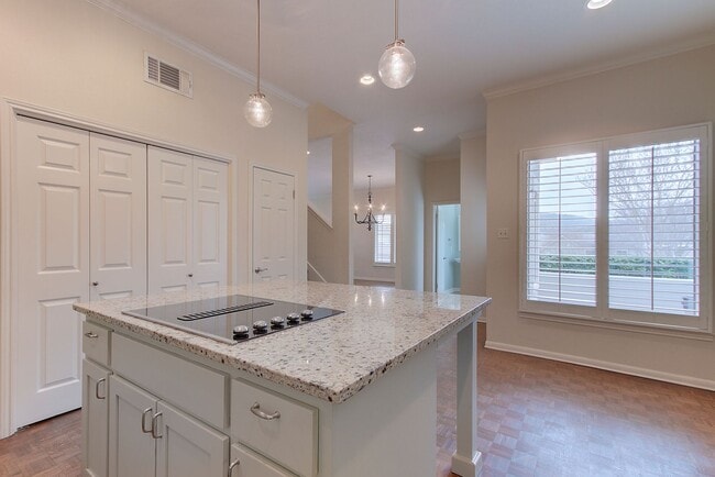 Building Photo - Rare 3 BR / 2.5 BA /  2 Car Garage Westlake Condo 14th Fairway (Austin Country Club) (Eanes ISD)