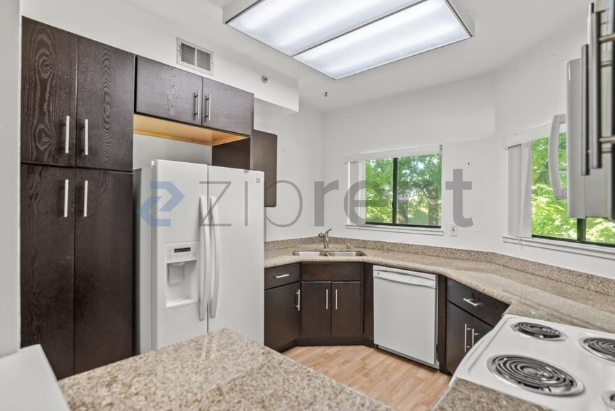 Building Photo - Unit 214