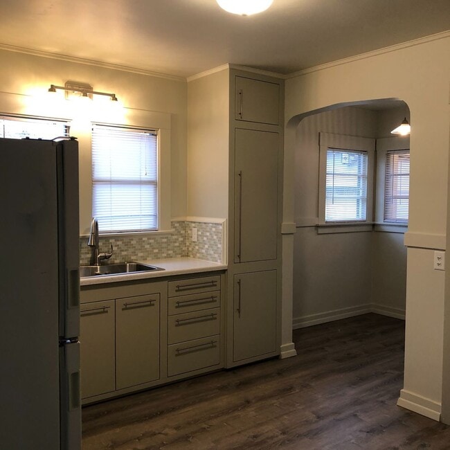 Building Photo - 2 Bedroom, 1 Bath Eureka Bungalow