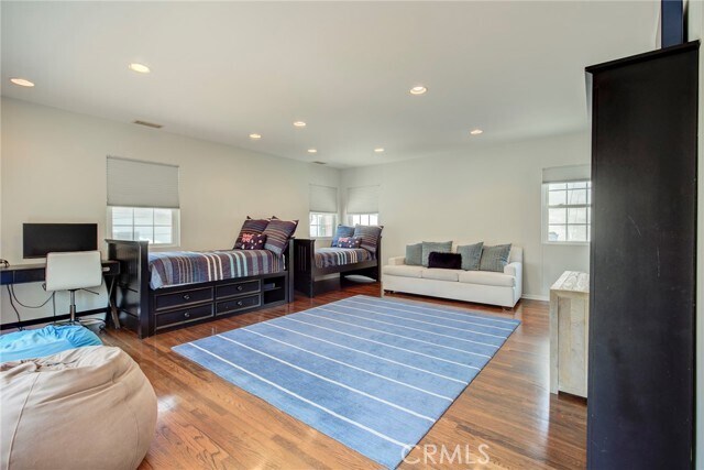 Building Photo - 333 3rd St