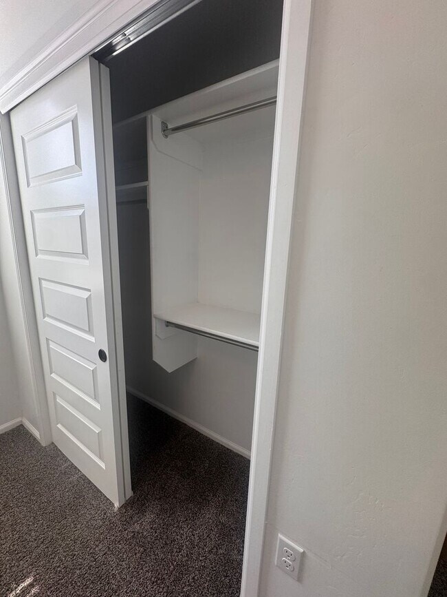 Building Photo - Beautiful newer townhome with Mountain View’s