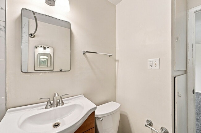 Building Photo - $1,495.95 - 2 Bed, 1 Bath Newly Renovated Duplex Unit!