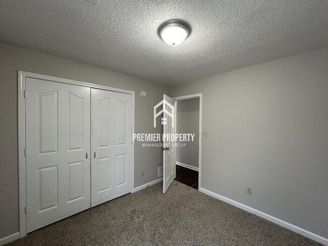 Building Photo - 6232 Ravenwood Lake Dr E