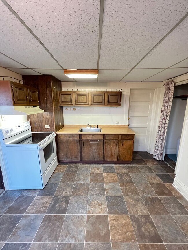 Building Photo - 1st Floor 1+ Bedroom Apartment! AVAILABLE MAY!