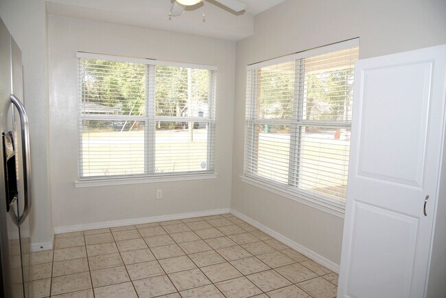 Building Photo - Central Niceville Home with Lawncare Included!