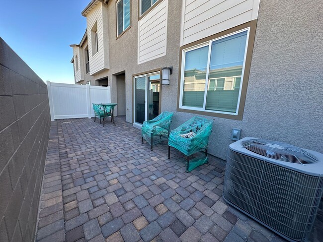 Building Photo - Fully furnished 55+ townhome with attached...